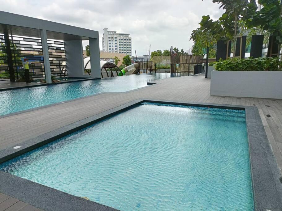 Sky Trees 4 Guests High Floor Nflix Hbo Disney Garden View A1801 조호르 바루 외부 사진